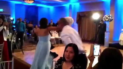 Младоженец нокаутира булката си във вихъра на сватбата