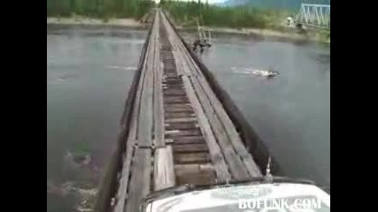 Изключително опасен мост в Сибир 