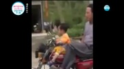 Хлапе се качи на мотор в Китай