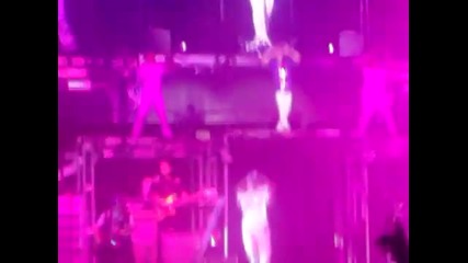 Justin Bieber изпълнява One Less Lonely Girl в Лондон