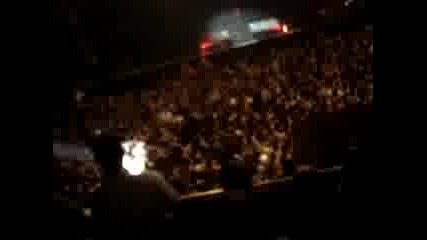 Jared Leto = Джаред скача в публиката и става меле...налагасе кратко прекратяване на концерта 