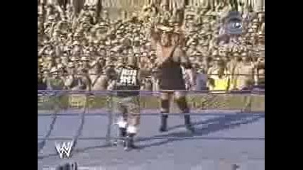 Steve Austin прави Stuner на Big Show и John Cena.