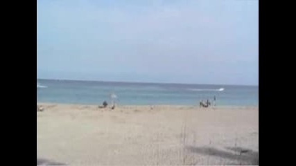 Самолет минава близо до плажа 
