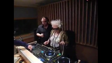 69 годишна Баба Dj във Франция - Ruth Flowers live mix Funradio 