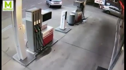 Момиче на бензиностанция с тежък проблем