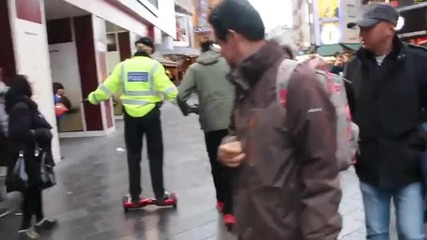 Как реагира британска полицайка и колегите и на Забраненият " Hoverboards " на улицата