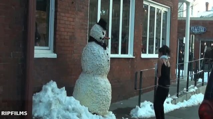 Забавна шега на улица с фалшив движещ се снежен човек - Скрита Камера !!!
