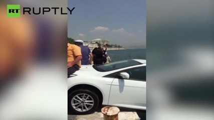 Жители на Истанбул спасяват кола на турист от падане в Босфора