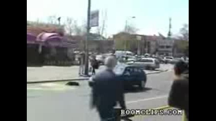 кучета се ядосват и виж какво правят