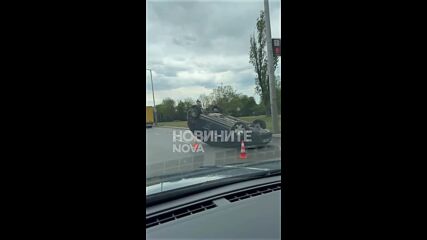 Кола се обърна по таван на бул. „Ботевградско шосе“, движението е блокирано