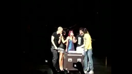 rbd le canta feliz cumpleanos Dulce Maria