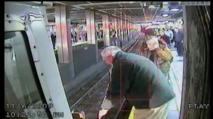 Жена пада на релсите пред влака (ъгъл 1) 