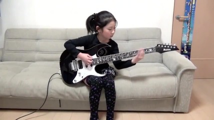 8 годишно японче свири на електрическа китара