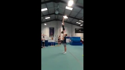 Перфектни гимнастици, с този трик спират дъха!