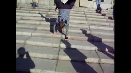 аз слизам стълби на ръце