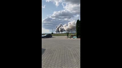Началото на взрива на склад за фойерверки в Елин Пелин