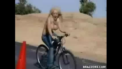 Blondinka kara velosiped palno s ekstri