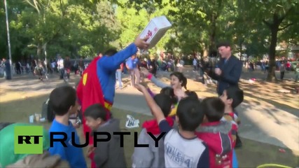 Germany: Hundreds of asylum seekers gather outside Berlin's LaGeSo offices