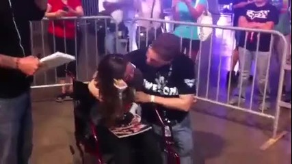 Пънк гледа как двама Wwe фенове се целуват!
