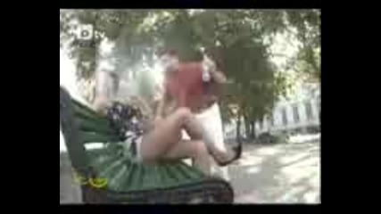 Без дрехи - на жената гърдите и пушат 