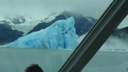 Айсберг се преобръща пред туристи
