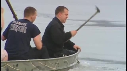 Хора спасяват куче от замръзнало езеро