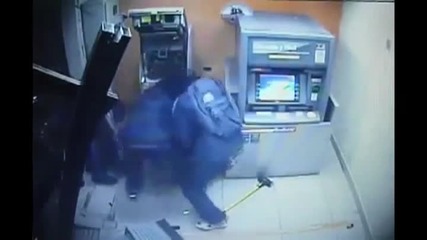 Камера заснема дързък обир на банкомат за минута!