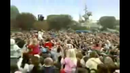 Youtube - Miley Cyrus Live All I want for Christmas is you [lyrics]