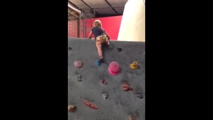 18-месечно бебе се катери на стена