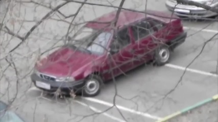 Баровец с мерцедес си купи стара кола, за да му пази мястото за паркиран !