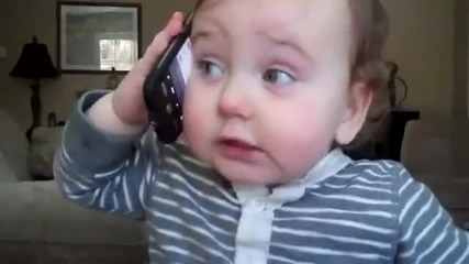Бебе говори по телефонасмях