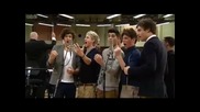 One Direction пеят Честит Роден Ден на Chris Moyles