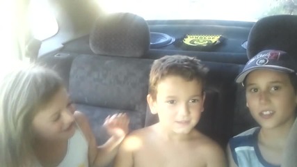 Деца се кефят на музика в кола!!!