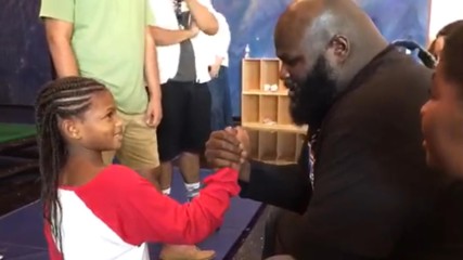 Mark Henry brings smiles to children affected by Hurricane Harvey