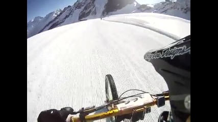 Самоубийствено спускане с колела в снега