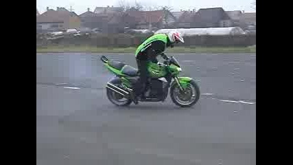 Kawasaki Z1000 Stunt.mpg