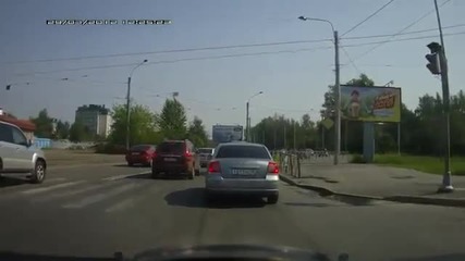 двама луди се гонят с коли (смях)