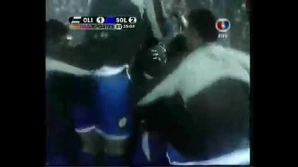 Изумителен гол от центъра от пряк свободен удар 