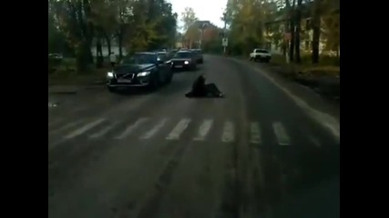 Руснак пресича пътя пиян
