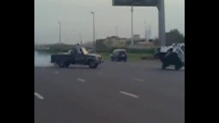 В Дубай задържаха две лица след рисковани маневри на магистрала 