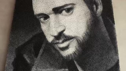 Художник рисува с много пирони и конец портрет на Джъстин Тимбърлейк