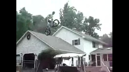 Bmx скок над басеин