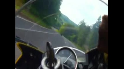 - Yamaha R6 chasing Ninja Zx-10r -