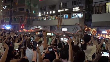 Огненият дракон поднови танца си по улиците на Хонконг (ВИДЕО)