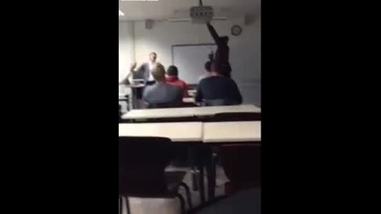 Ученици спретват номер на професор: Професоре, проекторът се развали!