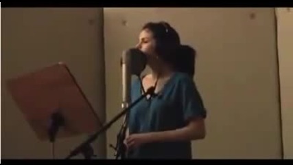 Selena Gomez пее Off The Chain в студиото 