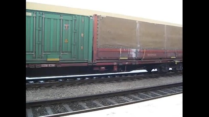 Товарен влак минава през гара Пловдив 