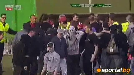 Ултрасите на Цска се млатят в Мездра