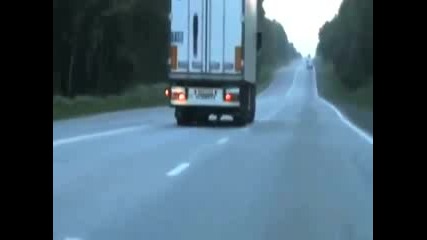 Руски полицай гонят полски камион.