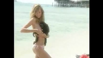 Хейди Клум се снима с малка на плажа. 